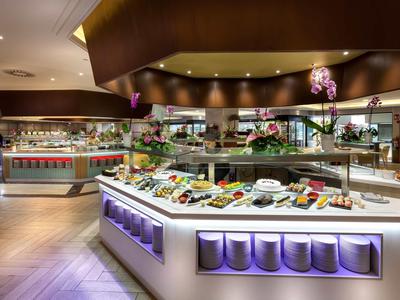 Buffet moderno con ampia scelta di cibi e illuminazione elegante in ristorante luminoso