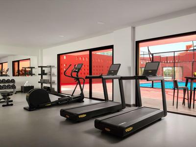 Gimnasio moderno con cintas de correr y vista a la piscina exterior.