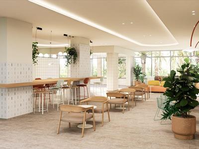 Světlý, moderní hotelový salon s dřevěným nábytkem a rostlinami.