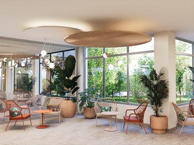 Heller Lounge-Bereich mit großen Fenstern, Pflanzen und modernen Stühlen in einem Hotel.