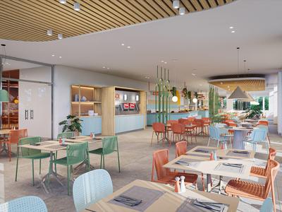 Helles, modernes Restaurant mit bunten Stühlen und großem Fenster für viel Tageslicht.