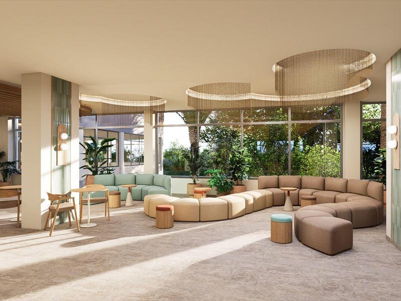 Modernes Lounge-Bereich mit großen Fenstern und gemütlicher Sitzfläche in neutralen Farben.