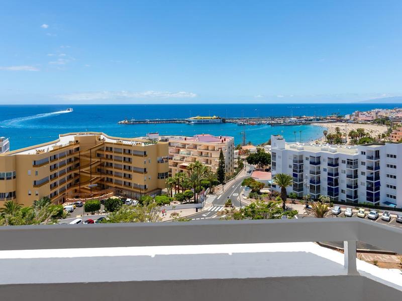 Blick auf Hotels und das blaue Meer unter blauem Himmel an einem sonnigen Tag.