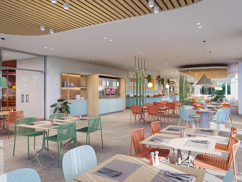 Helles, modernes Restaurant mit bunten Stühlen und großem Fenster für viel Tageslicht.