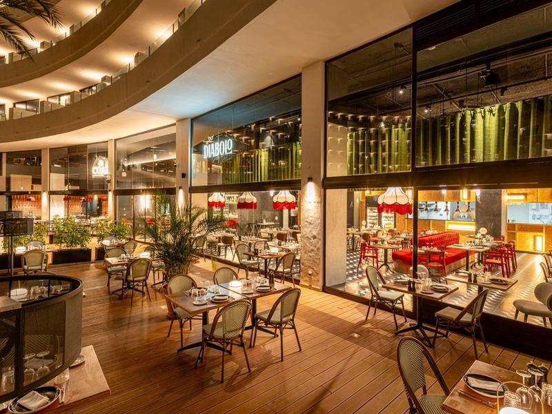 Espace bar et lounge confortable avec mobilier moderne et éclairage chaleureux.