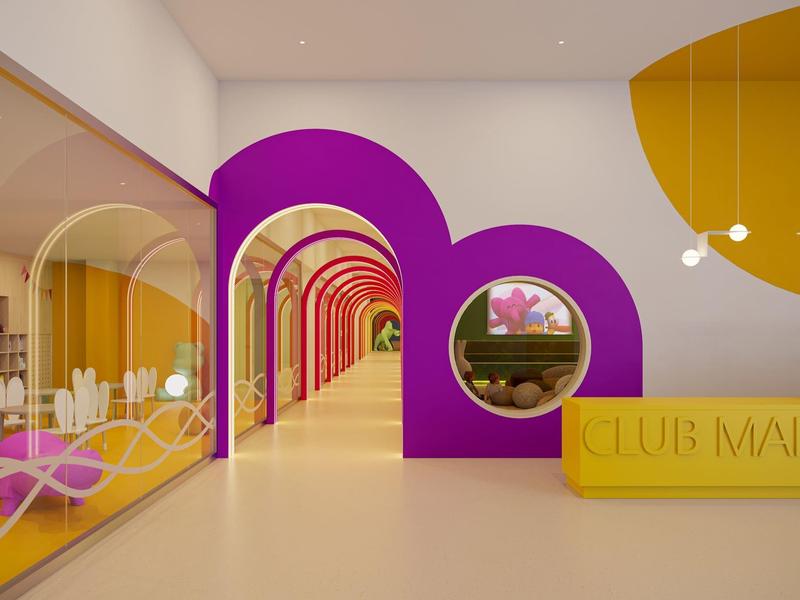 Couloir d'hôtel moderne avec des éléments d'entrée violets en forme d'arche et des murs jaunes.