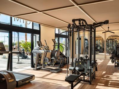 Palestra moderna con attrezzature e vista su una terrazza