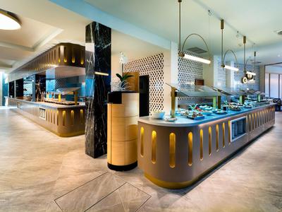 Modernes Buffet in einem stilvollen, gut beleuchteten Restaurant mit offenem Raum.