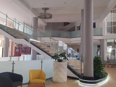 Moderner Innenraum mit Treppe, Sitzbereich und großem Fenster in einem Hotel
