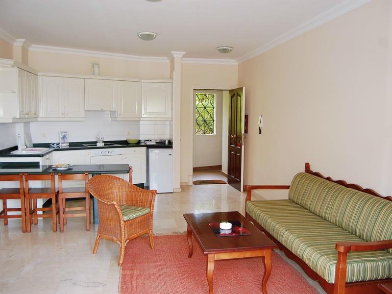 Gemütliche Hotelzimmerküche mit Essbereich und Sitzgelegenheiten