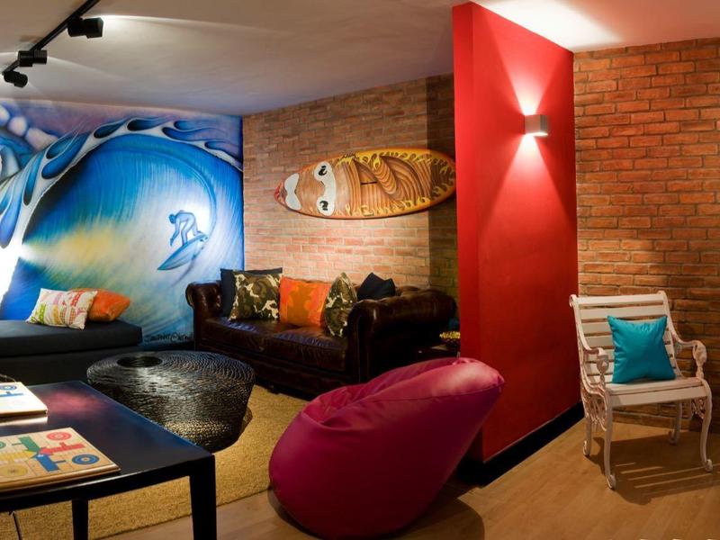 Pohodlná lounge s barevným graffiti, moderním sezením a směrovými cedulemi v hotelové hale.