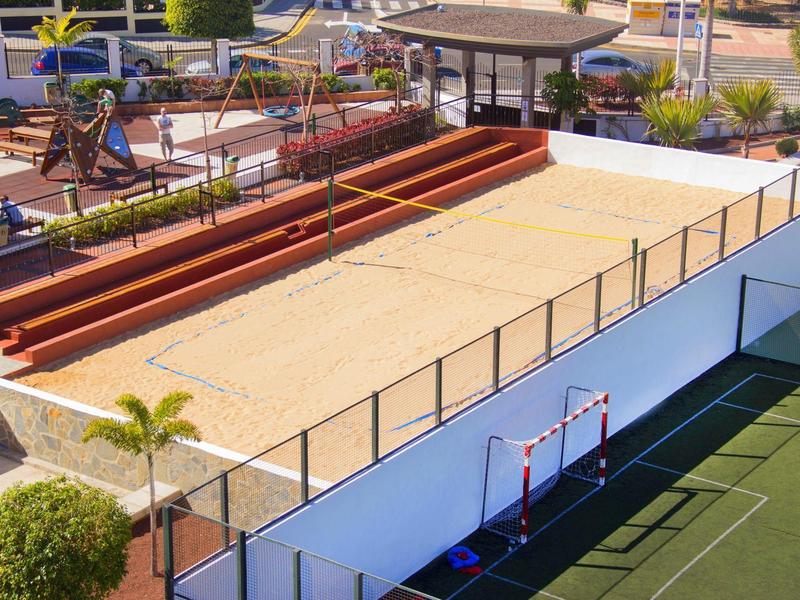 Freizeitbereich mit Boccia-Bahn und angrenzendem Fußballfeld in einem Hotelgarten