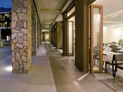 Couloir d'hôtel moderne avec restaurant ouvert et sièges la nuit