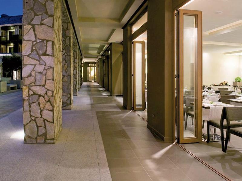 Couloir d'hôtel moderne avec restaurant ouvert et sièges la nuit