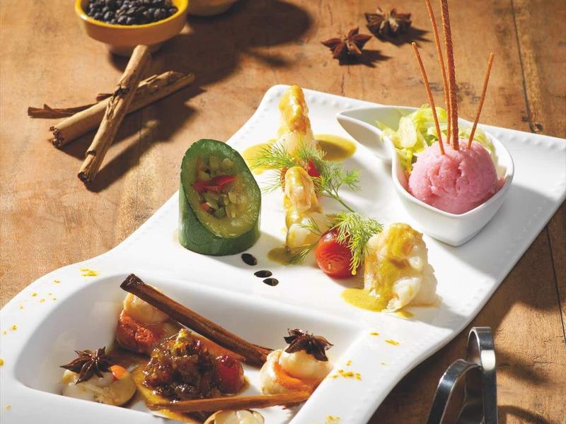 Elegancka prezentacja przypraw i lodów na białych talerzach na drewnianym tle.