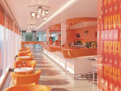 Heller moderner Frühstücksraum mit orangen Stühlen und Tischen neben großen Fenstern.