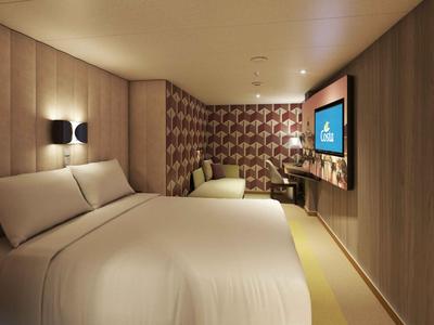 Modernes Hotelzimmer mit großem Bett, verspiegelter Wand und Arbeitsbereich.