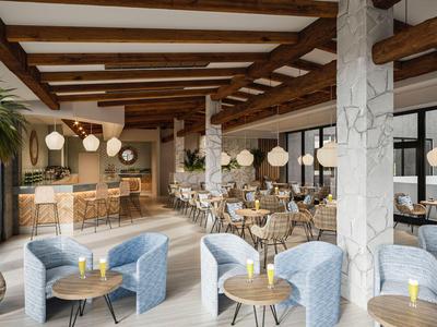 Modernes Hotelrestaurant mit Holzdecken, runden Tischen und blauen Sesseln neben großen Fenstern.