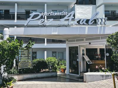 Eingang zum Hotel mit modernen weißen Gebäuden und sichtbarem Hotelnamen.