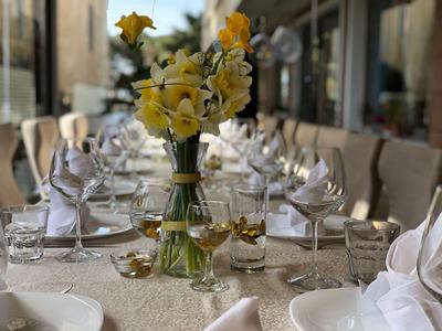 Eleganter gedeckter Tisch mit Blumenarrangement in einem Restaurant oder Hotel.