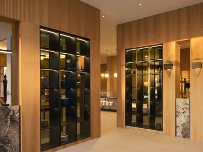 Moderner Eingangsbereich mit Holzvertäfelung und großen Spiegeln in einem Hotel