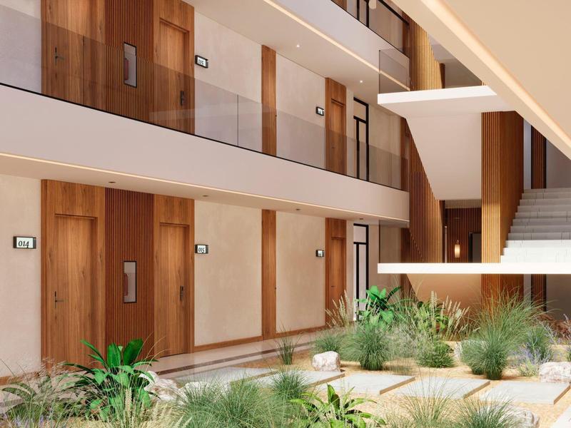 Moderner Innenhof mit Holzverkleidung, Pflanzenbeeten und mehrstöckigem Flur mit Treppe.