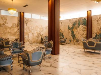 Eleganter Hotel-Lobbybereich mit klassischen Sesseln und Marmorboden.