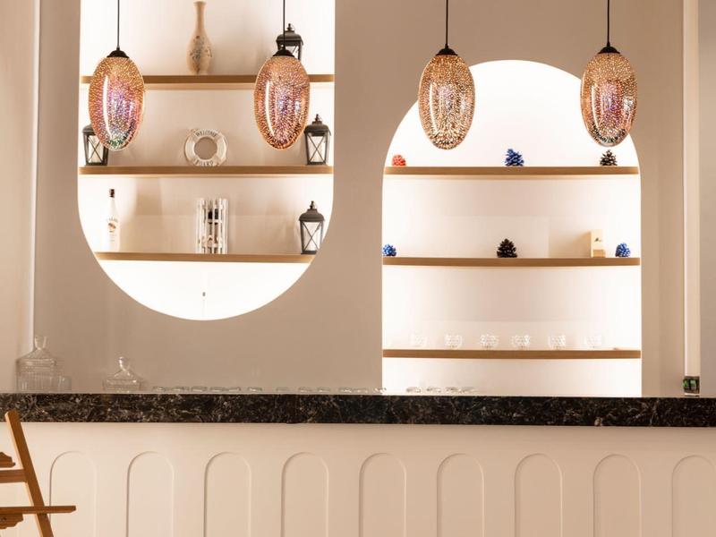 Moderner Hotel- oder Barbereich mit eleganter Beleuchtung und minimalistischer Gestaltung.