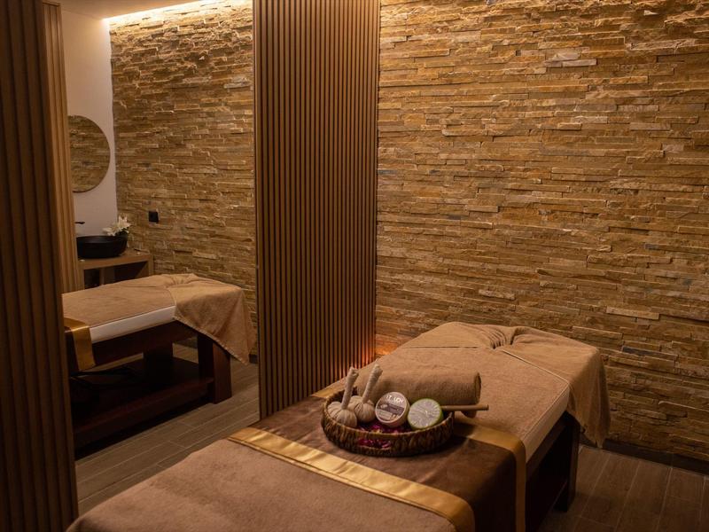 Gemütlicher Wellnessraum mit Massageliegen und entspannter Beleuchtung.