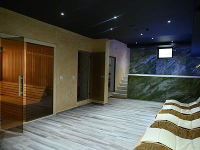 Área de bienestar moderna con sauna, tumbonas y iluminación elegante