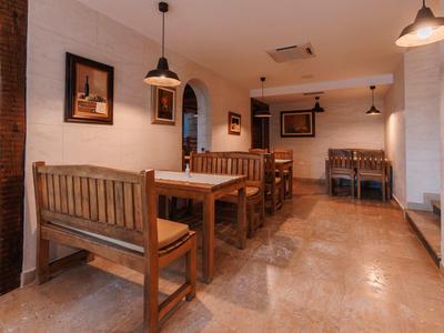 Rustieke eetruimte met houten tafels en banken in warm verlichte kamer