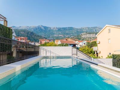 Pool mit klarem Wasser und Bergblick in einer Wohngegend