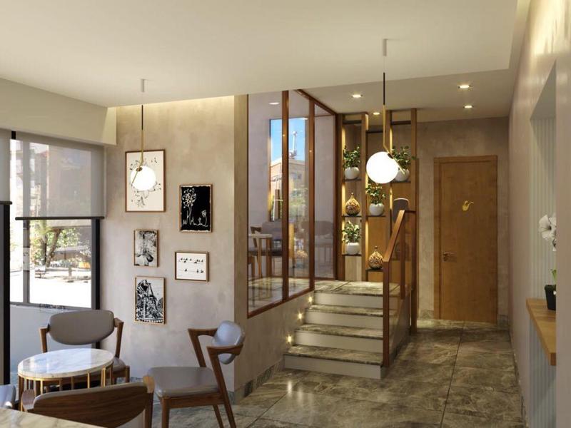 Světlá, moderní a útulná hotelová lobby s posezením a velkými okny.