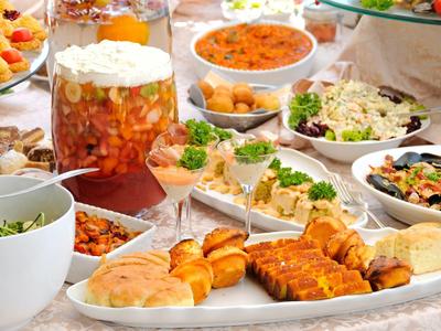 Variedad de platos y aperitivos servidos en una mesa, ideales para una reunión o evento de hotel.