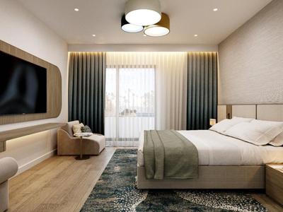 Modernes Hotelzimmer mit Doppelbett, Sesseln und großem Fenster mit Gardinen.