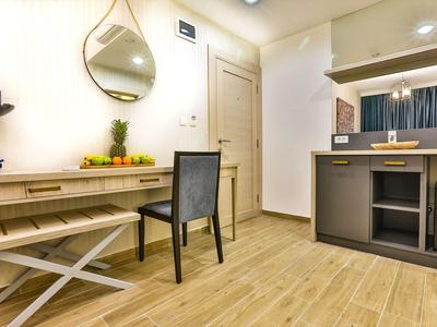 Moderner Hotelzimmer-Schreibtisch mit Stuhl, Spiegel und Holzboden in hellem Ambiente