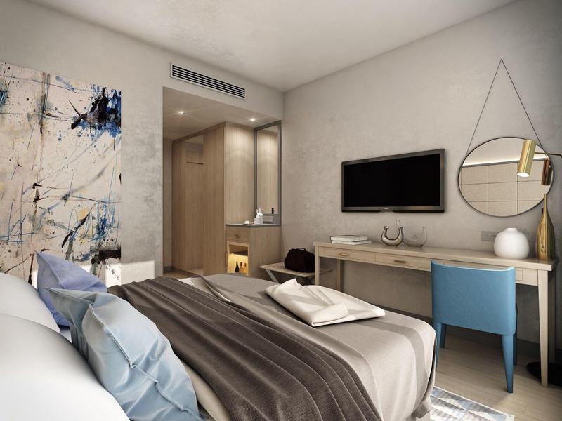 Modernes Schlafzimmer mit grauem Bett, abstraktem Bild, blauem Stuhl und rundem Wandspiegel.