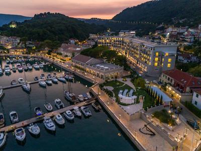 Lazure Hotel & Marina