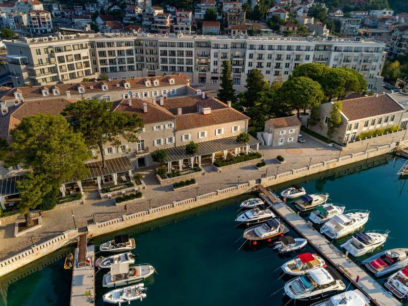 Hôtel de luxe en bord de mer avec piscine extérieure et marina en plein soleil