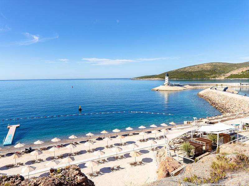 Modern binnenzwembad in elegante spa met stijlvolle verlichting en ontspannende sfeer