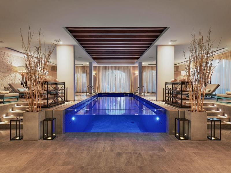 Modern binnenzwembad in elegante spa met stijlvolle verlichting en ontspannende sfeer