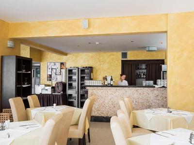 Przytulna część jadalna hotelu z wygodnymi krzesłami i bufetem