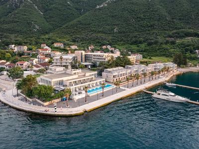 Strandresort mit Pool an der Küste inmitten grüner Berge