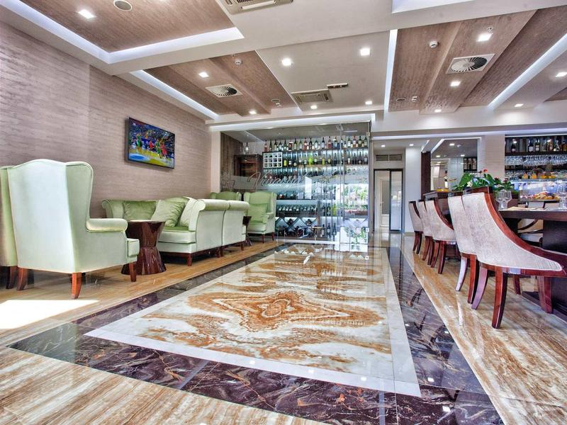 Eleganter Restaurantinnenraum mit stilvollen Sesseln, Marmorboden und moderner Beleuchtung.