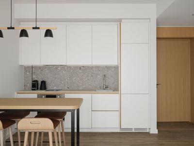 Moderne Küchenecke mit weißer Einrichtung, Holztisch und schwarzen Hängeleuchten.