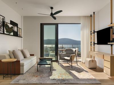 Moderner Speiseraum mit verschiedenen Stühlen und großen Fenstern in einem Hotel.