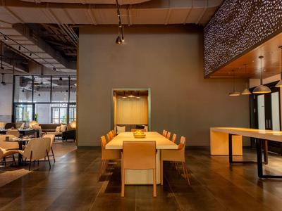 Moderner Speisesaal mit holzfarbenen Möbeln und warmem Licht.