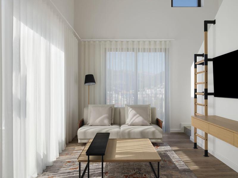 Helles, modernes Wohnzimmer mit weißen Vorhängen, Sofa, Couchtisch und Wand-TV.