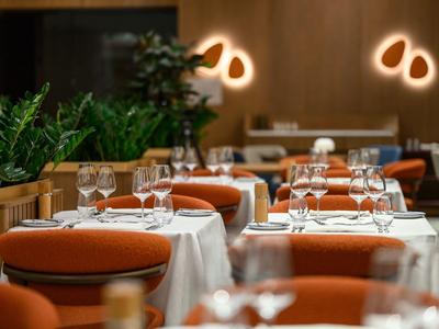 Restaurant élégant au design moderne et aux couleurs chaudes, prêt pour les invités.
