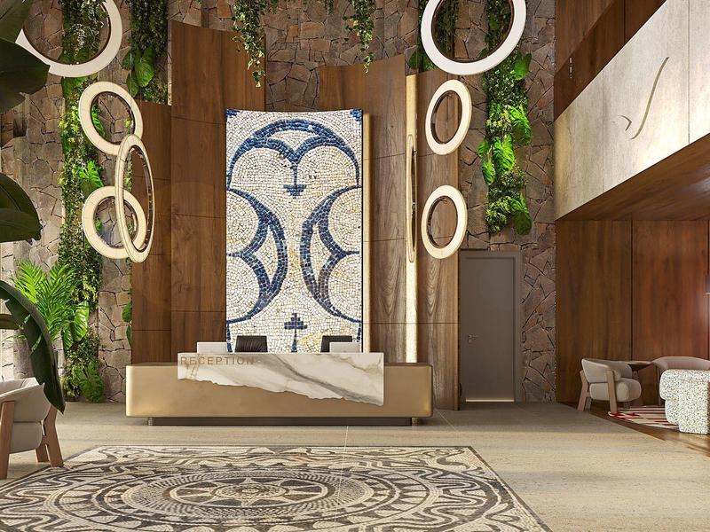 Moderner Hotellobby mit hölzernen Wänden, dekorativem Mosaik und grünen Pflanzen